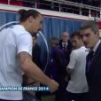  Zlatan Ibrahimovic s'en prend &agrave; Olivier Tallaron, journaliste Canal +, apr&egrave;s que celui-ci est bouscul&eacute; l'un de ses enfants, le 7 mai 2014 au Parc des Princes &agrave; Paris 
