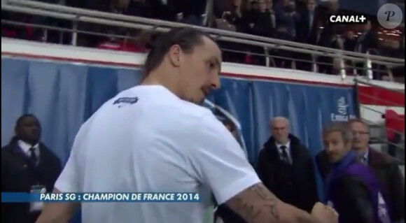 Zlatan Ibrahimovic, très énervé après le journaliste de Canal + Olivier Tallaron après avoir bousculé un de ses enfants, au Parc des Princes à Paris le 7 mai 2014