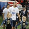 Zlatan Ibrahimovic avec ses enfants Maximilian et Vincent à l'issue du match entre le PSG et Rennes au Parc des Princes à Paris le 7 mai 2014, match après lequel le PSG a célébré son titre de champion de France malgré la défaite (2-1)