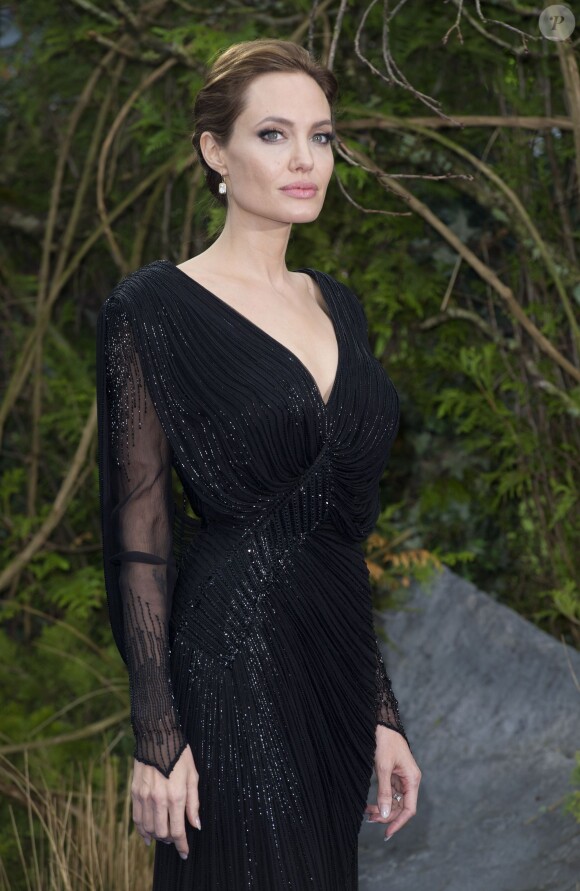 Angelina Jolie (Atelier Versace) - Avant-première du film "Maléfique" à Londres le 8 mai 2014