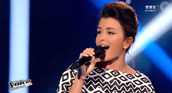 La jolie Jenifer, sublime sur le plateau de The Voice sur TF1, le samedi 19 avril 2014.