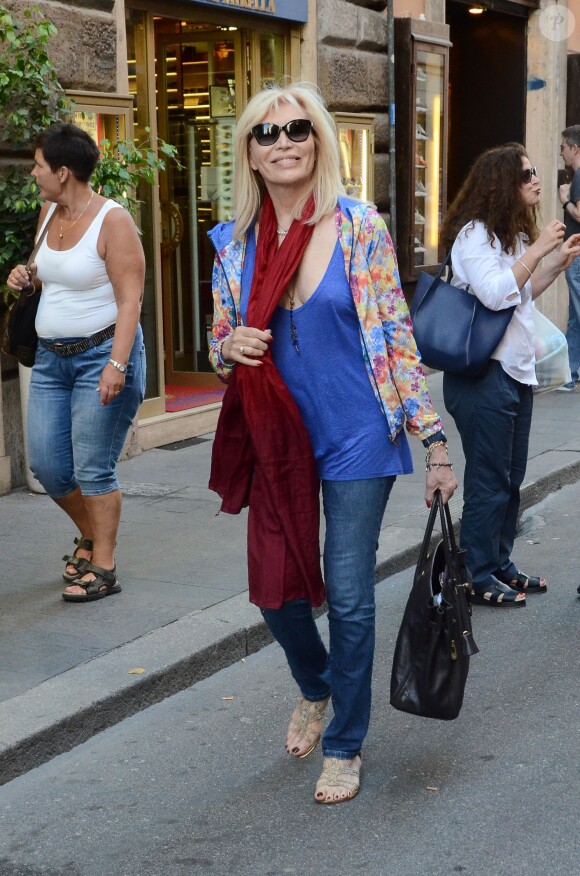 Amanda Lear fait du shopping à Rome en Italie le 8 mai 2014.