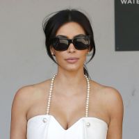 Kim Kardashian : Robe blanche et sourire pour la future mariée à l'honneur
