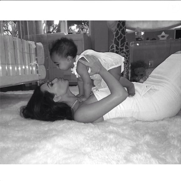 "Cette petite fille a profondément transformé ma vie. Je n'aurais jamais pu l'imaginer. Être maman est le sentiment le plus gratifiant au monde. Joyeuses fêtes des mère à toutes !", a écrit Kim Kardashian sur Instagram le 11 mai 2014.