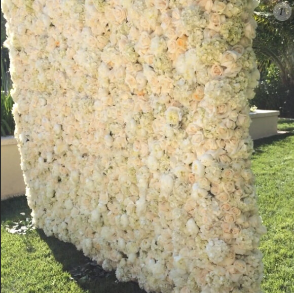 "Je me suis levée et j'ai découvert un mur de roses, d'hortensias et de pivoines !!! J'ai le meilleur fiancé au monde ! Je t'aime tellement bébé !!! Joyeuse fête des mères", a écrit Kim Kardashian sur Instagram le 11 mai 2014.