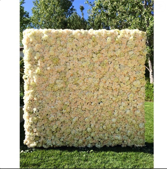 "Je me suis levée et j'ai découvert un mur de roses, d'hortensias et de pivoines !!! J'ai le meilleur fiancé au monde ! Je t'aime tellement bébé !!! Joyeuse fête des mères", a écrit Kim Kardashian sur Instagram pour la fête des mères. 