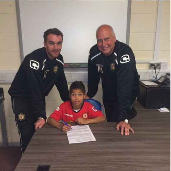 Cassius Cissé, fils de Djibril Cissé, a signé son premier contrat avec le club de Crewe Alexandra - photo publiée sur le compte Instagram de Djibril Cissé le 12 mai 2014