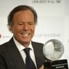 Julio Iglesias a été déclaré "plus grand artiste latino de tous les temps" lors d'une cérémonie à Londres le 12 mai 2014. 