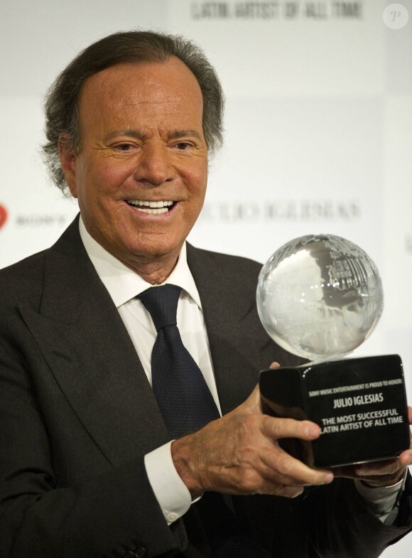 Julio Iglesias a été déclaré "plus grand artiste latino de tous les temps" lors d'une cérémonie à Londres le 12 mai 2014. 