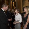 Le prince William discutant avec Emma Watson sous le regard de Kate Moss, le 13 mai 2014 au château de Windsor, lors d'une soirée de bienfaisance au profit du Royal Marsden Hospital dont le duc de Cambridge est le président, organisée avec Ralph Lauren.