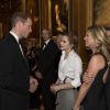 Le prince William discutant avec Emma Watson sous le regard de Kate Moss, le 13 mai 2014 au château de Windsor, lors d'une soirée de bienfaisance au profit du Royal Marsden Hospital dont le duc de Cambridge est le président, organisée avec Ralph Lauren.
