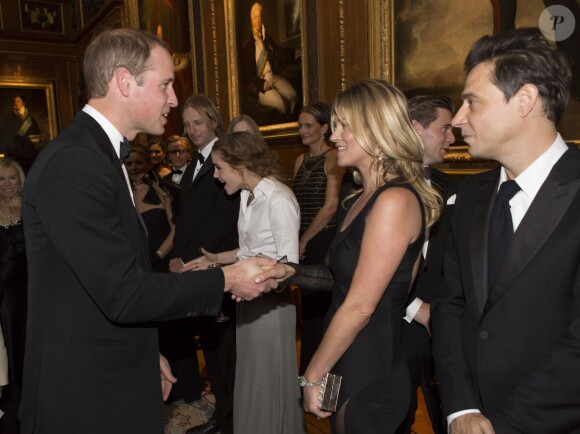 Le prince William discutant avec Kate Moss, le 13 mai 2014 au château de Windsor, lors d'une soirée de bienfaisance au profit du Royal Marsden Hospital dont le duc de Cambridge est le président, organisée avec Ralph Lauren.