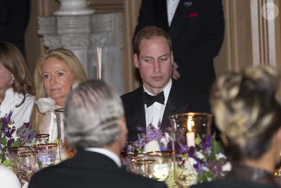 Le prince William à table, le 13 mai 2014 au château de Windsor, lors d'une soirée de bienfaisance au profit du Royal Marsden Hospital dont le duc de Cambridge est le président, organisée avec Ralph Lauren.