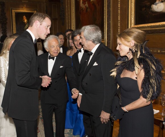 Le prince William avec Ralph Lauren et des invités, le 13 mai 2014 au château de Windsor, lors d'une soirée de bienfaisance au profit du Royal Marsden Hospital dont le duc de Cambridge est le président, organisée avec Ralph Lauren.
