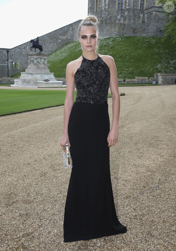 Cara Delevingne posant à son arrivée au château de Windsor, le 13 mai 2014, pour le gala au profit du Royal Marsden Hospital organisé par le prince William et Ralph Lauren.