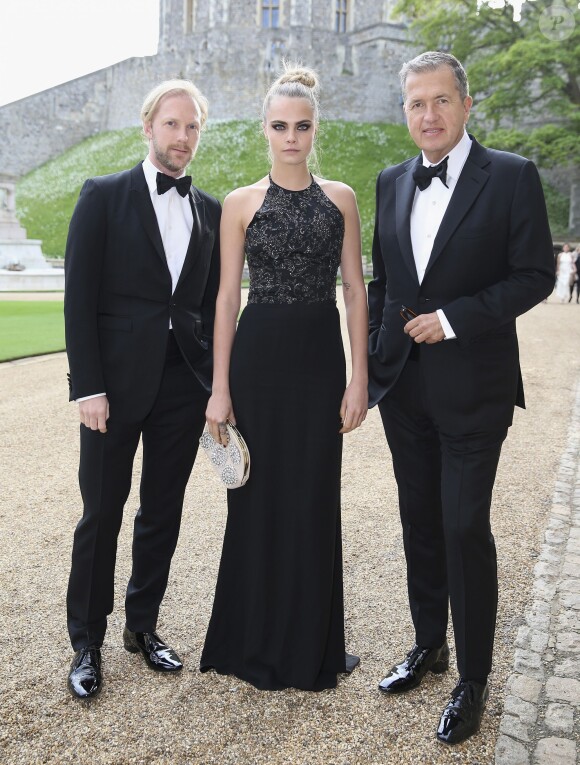 Cara Delevingne posant avec Mario Testino à son arrivée au château de Windsor, le 13 mai 2014, pour le gala au profit du Royal Marsden Hospital organisé par le prince William et Ralph Lauren.