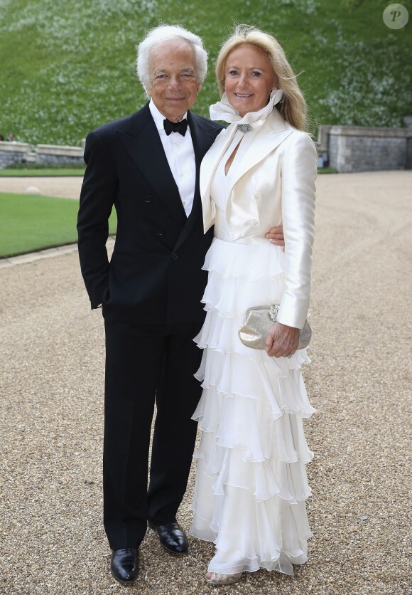 Ralph Lauren et sa femme Ricky posant à leur arrivée au château de Windsor, le 13 mai 2014, pour le gala au profit du Royal Marsden Hospital organisé par le prince William. Le couturier américain est le mécène d'un nouveau service dédié au cancer du sein.