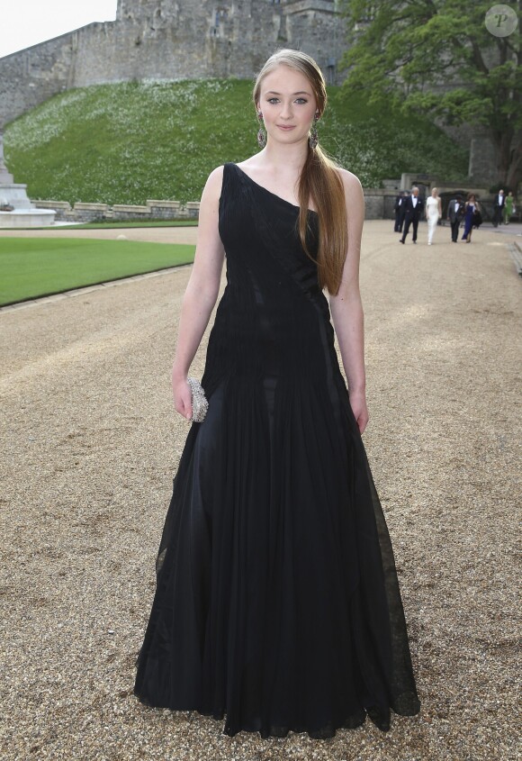 Sophie Turner posant à son arrivée au château de Windsor, le 13 mai 2014, pour le gala au profit du Royal Marsden Hospital organisé par le prince William et Ralph Lauren.