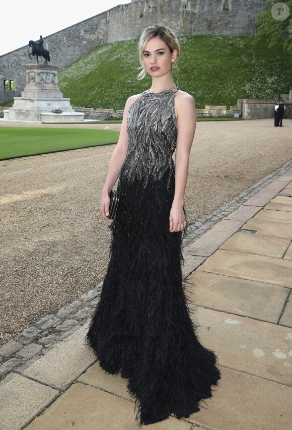 Lily James de Dowtown Abbey posant à son arrivée au château de Windsor, le 13 mai 2014, pour le gala au profit du Royal Marsden Hospital organisé par le prince William et Ralph Lauren.