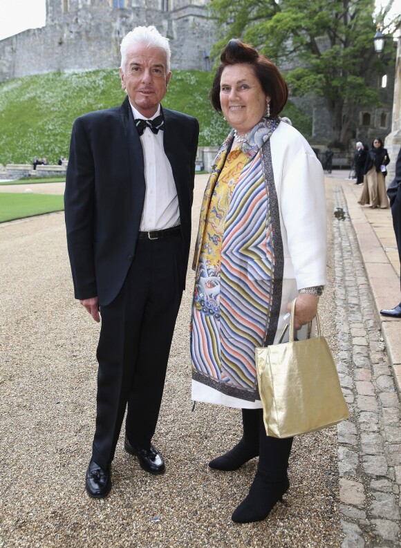 Nicky Haslam et Suzy Menkes posant à leur arrivée au château de Windsor, le 13 mai 2014, pour le gala au profit du Royal Marsden Hospital organisé par le prince William et Ralph Lauren.