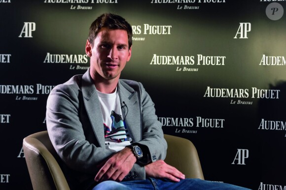 Lionel Messi prend la pose après sa visite dans les ateliers de la manufacture Audemars Piguet, à Brassus, le 5 mai 2014