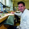 Lionel Messi s'est essayé à l'assemblage d'une montre dans les ateliers de la manufacture Audemars Piguet, à Brasus, le 5 mai 2014