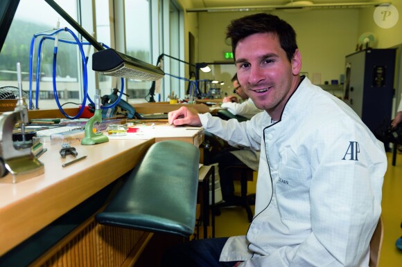 Lionel Messi s'est essayé à l'assemblage d'une montre dans les ateliers de la manufacture Audemars Piguet, à Brasus, le 5 mai 2014
