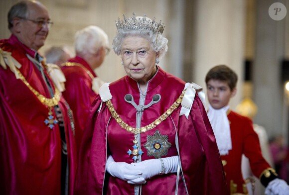 Elizabeth II en la cathédrale Saint Paul de Londres le 7 mars 2012 lors d'une cérémonie pour l'honneur de l'ordre de l'empire britannique (OBE)