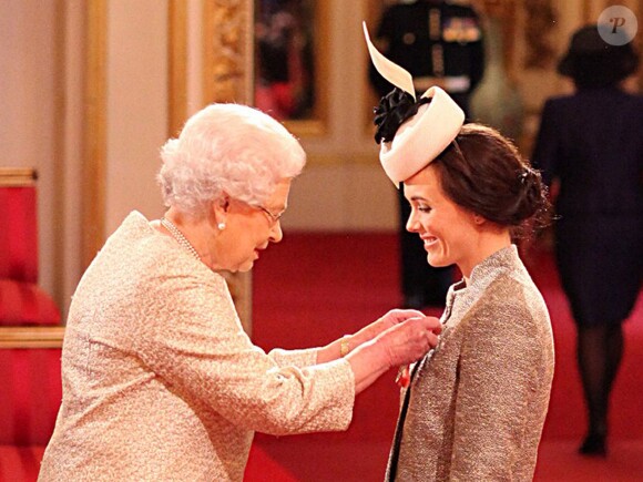 Elizabeth II remettant les insignes de commandeur dans l'ordre de l'empire britannique à la cycliste Victoria Pendleton en mars 2013 à Buckingham. Bientôt, c'est le frenchy Stéphane Bern que la monarque britannique épinglera.