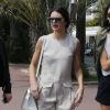 Kendall Jenner se promène sur La Croisette, habillée d'une combi-short beige, d'un sac blanc et chaussée d'espadrilles Chanel. Cannes, le 15 mai 2014.