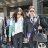 Kendall Jenner arrive à l'aéroport de Nice, habillée d'une veste vert menthe et blanche Timo Weiland et d'un sac Givenchy (modèle Lucrezia). Nice, le 14 mai 2014.