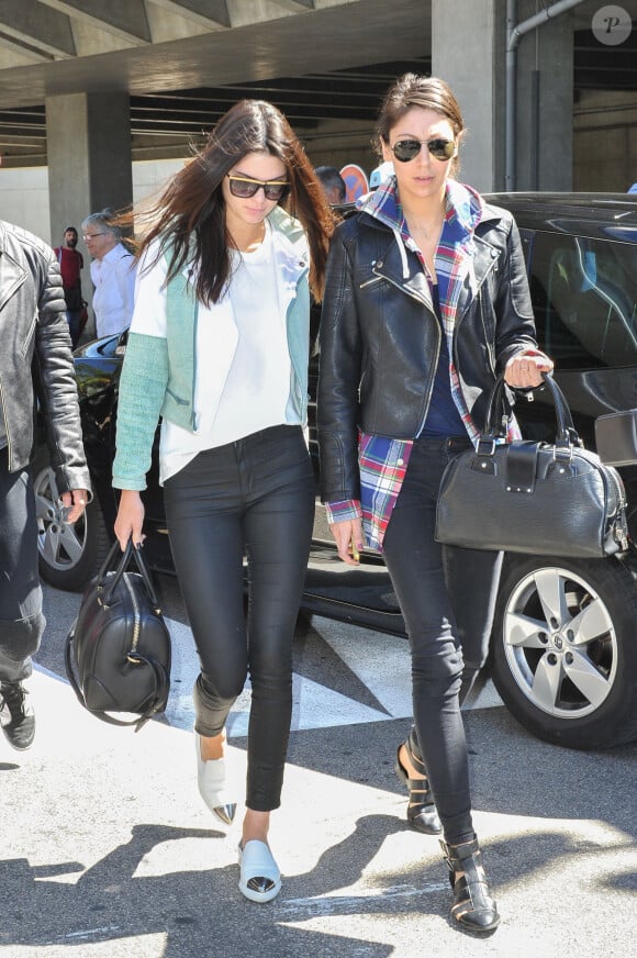 Kendall Jenner arrive à l'aéroport de Nice, habillée d'une veste vert menthe et blanche Timo Weiland et d'un sac Givenchy (modèle Lucrezia). Nice, le 14 mai 2014.