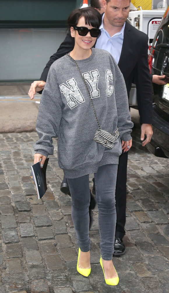 Lily Allen, de sortie à New York, porte un petit sac Chanel en bandoulière et des souliers jaune fluo Manolo Blahnik. Le 14 mai 2014.