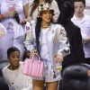 Rihanna assiste au match opposant les Miami Heat aux Brooklyn Nets à Miami, habillée d'un bob à motifs floraux Joyrich, d'un ensemble veste-short Bernhard Willhelm, d'un sac rose Givenchy (modèle Lucrezia) et de sandales Manolo Blahnik. Miami, le 8 mai 2014.