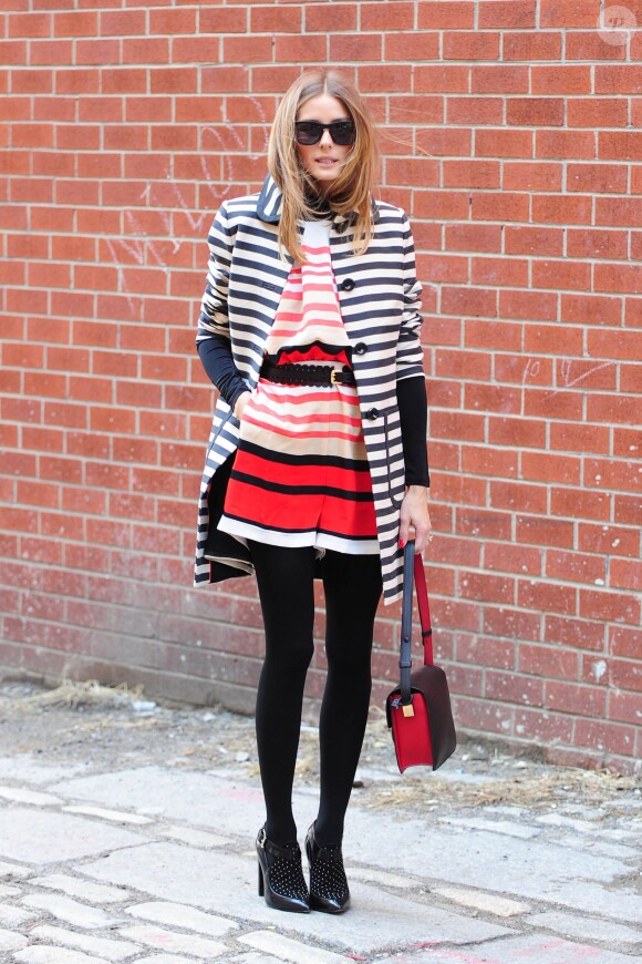 Olivia Palermo, sublime à New York, porte une combi-short rayée Peter Som pour DesignNation, un sac Delvaut (modèle Le Madame) et des souliers Rebecca Minkoff (modèle Gio Too). New York, le 8 mai 2014.