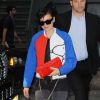 Lily Allen arrive à son hôtel à New York, habillée d'une veste Fay (collection automne-hiver 2014-15) à l'effigie de Snoopy, d'un sac rouge Chanel et de baskets Air Jordan III. New York, le 15 mai 2014.