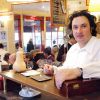 Yves Camdeborde dans son restaurant 'Le Comptoir du Relais' à Paris, le 30 décembre 2005