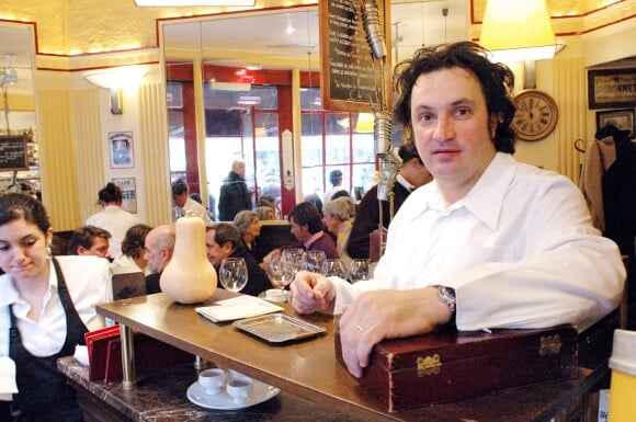 Yves Camdeborde dans son restaurant 'Le Comptoir du Relais' à Paris, le 30 décembre 2005