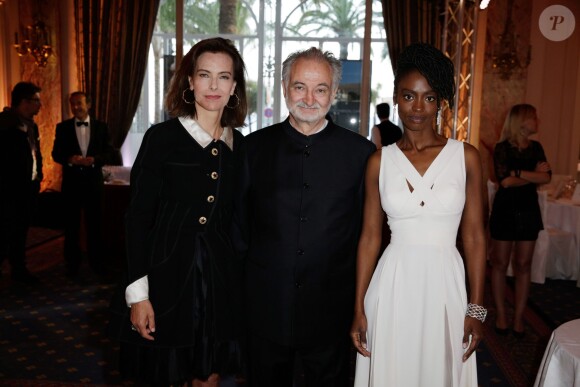 Carole Bouquet, Jacques Attali et Aïssa Maiga lors de la 4ème édition du Gala "PlaNet Finance" au Carlton lors du 67ème festival international du film de Cannes le 15 mai 2014