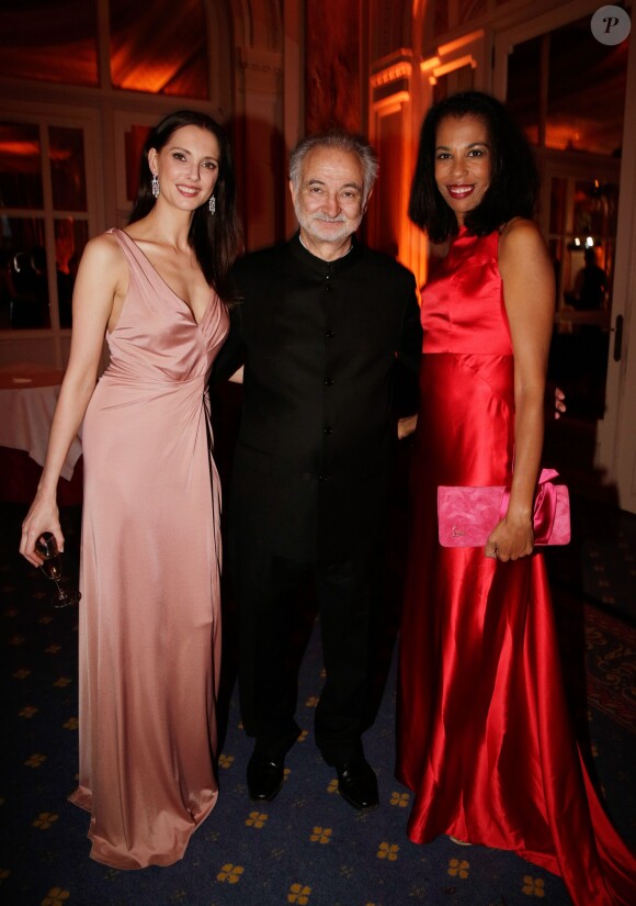 Frédérique Bel, Jacques Attali et Elizabeth Tchoungui lors de la 4ème édition du Gala "PlaNet Finance" au Carlton lors du 67ème festival international du film de Cannes le 15 mai 2014