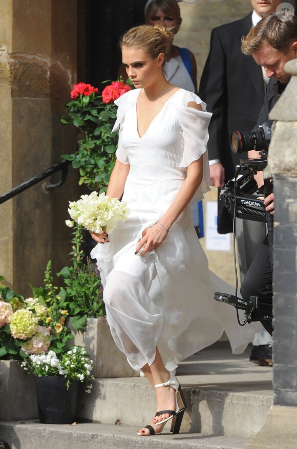 Cara Delevingne lors du mariage de Poppy Delevingne et James Cook en l'église St Paul à Londres, le 16 mai 2014.