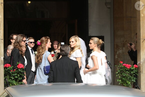 Cara Delevingne et sa soeur Chloé lors du mariage de Poppy Delevingne et James Cook en l'église St Paul à Londres, le 16 mai 2014.