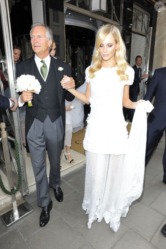 Poppy Delevingne (ici avec son père) s'est mariée avec James Cook en l'église St Paul à Londres, le 16 mai 2014.