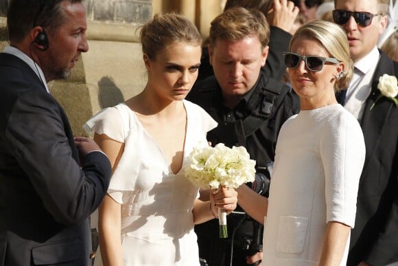 Cara Delevingne lors du mariage de sa soeur Poppy Delevingne et de James Cook en l'église St Paul à Londres, le 16 mai 2014.