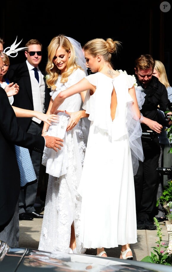 Poppy et Cara Delevingne lors du mariage de Poppy Delevingne et James Cook en l'église St Paul à Londres, le 16 mai 2014.