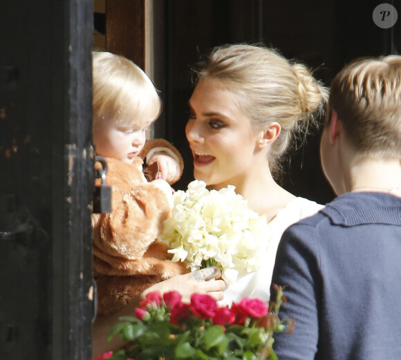 Cara Delevingne lors du mariage de Poppy Delevingne et James Cook en l'église St Paul à Londres, le 16 mai 2014.