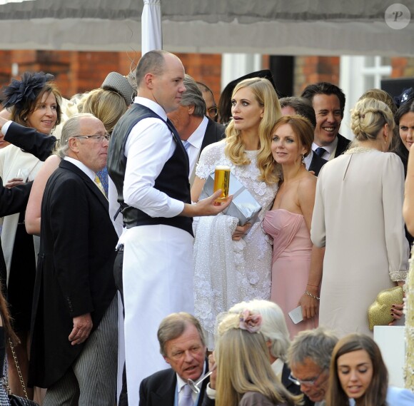 Poppy Delevingne et Geri Halliwell lors du mariage de Poppy Delevingne et de James Cook en l'église de "St Paul's" à Londres, le 16 mai 2014.