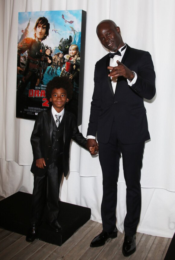Djimon Hounsou et son fils Kenzo à la soirée Dragons 2 sur la plage du Baoli lors du 67e festival de film de Cannes, le 16 mai 2014.