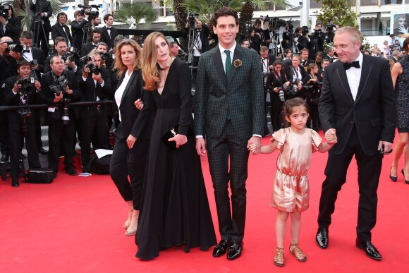 Lisa Azuelos, Julie Gayet, Mika, Valentina Pinault et François-Henri Pinault lors de la montée des marches du film Saint Laurent et l'hommage au cinéma d'animation au Festival de Cannes le 17 mai 2014
