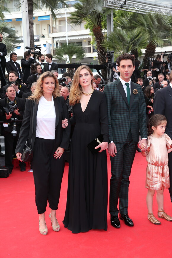 Lisa Azuelos, Julie Gayet, Mika et Valentina Pinault lors de la montée des marches du film Saint Laurent et l'hommage au cinéma d'animation au Festival de Cannes le 17 mai 2014